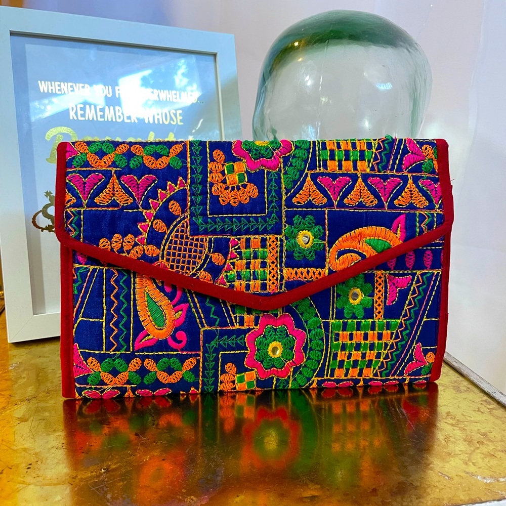 𝑺𝑶𝑳𝑫 Vintage Clutch Purse